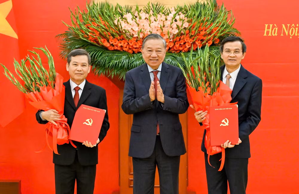 Tổng Bí thư Tô Lâm trao Quyết định của Bộ Chính trị và tặng hoa chúc mừng các đồng chí Lê Minh Trí và Đoàn Minh Huấn. (Ảnh: DUY LINH)