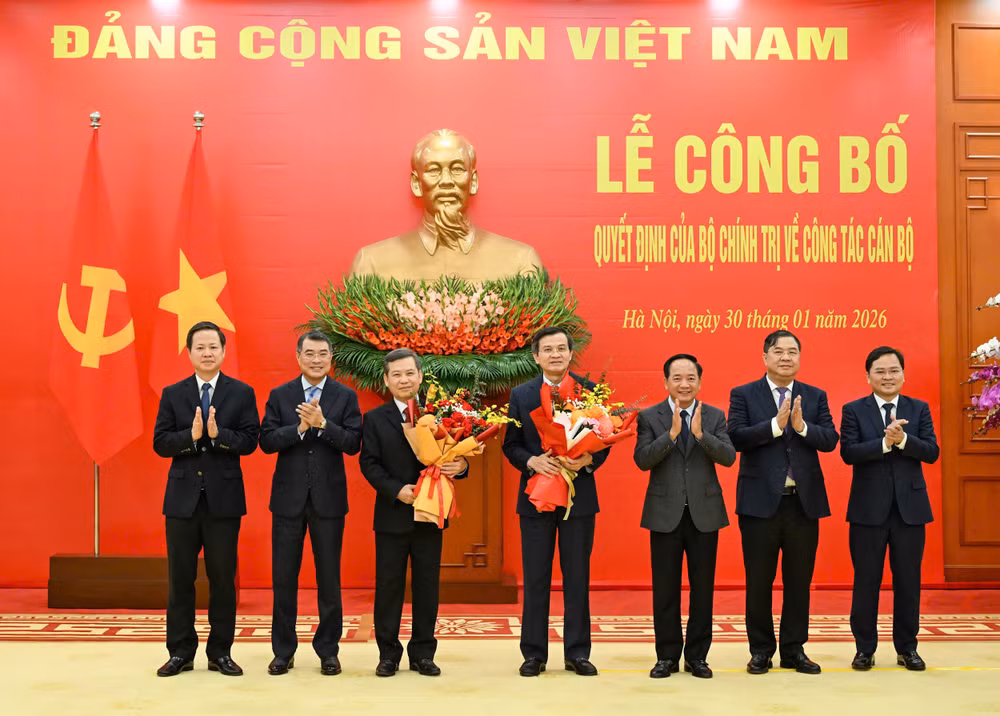 Lãnh đạo các Ban Đảng, Văn phòng Trung ương Đảng chúc mừng đồng chí Lê Minh Trí và Đoàn Minh Huấn. (Ảnh: DUY LINH)