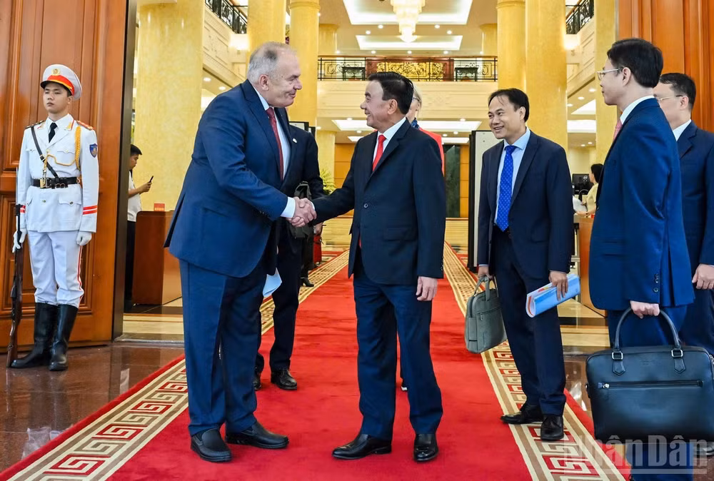 Thường trực Ban Bí thư Trần Cẩm Tú nhiệt liệt chào mừng Chủ tịch Thürmer Gyula và Đoàn đại biểu Đảng Công nhân Hungary, nhân dịp Đoàn thăm và làm việc tại Việt Nam. Ảnh (DUY LINH)