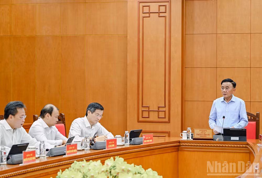 Thường trực Ban Bí thư Trần Cẩm Tú chủ trì làm việc với lãnh đạo chủ chốt của Học viện Chính trị quốc gia Hồ Chí Minh. (Ảnh: DUY LINH)