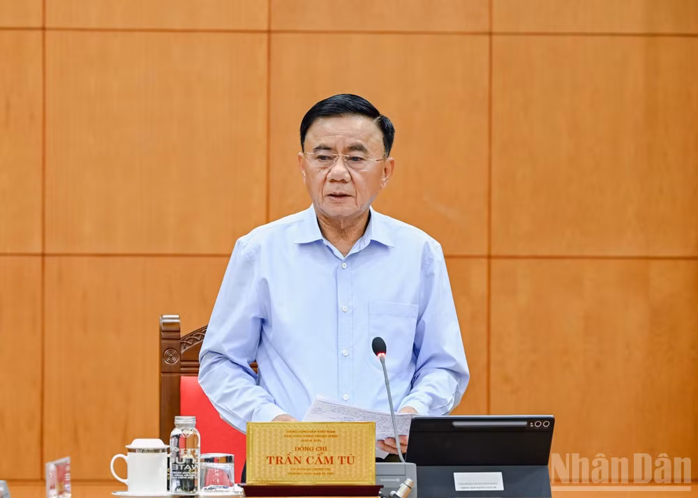 Thường trực Ban Bí thư Trần Cẩm Tú ký ban hành Quy định số 227-QĐ/TW, ngày 19/10/2026 về kiểm điểm và đánh giá, xếp loại chất lượng đối với tập thể, cá nhân trong hệ thống chính trị và trong toàn Đảng. (Ảnh: THỦY NGUYÊN)