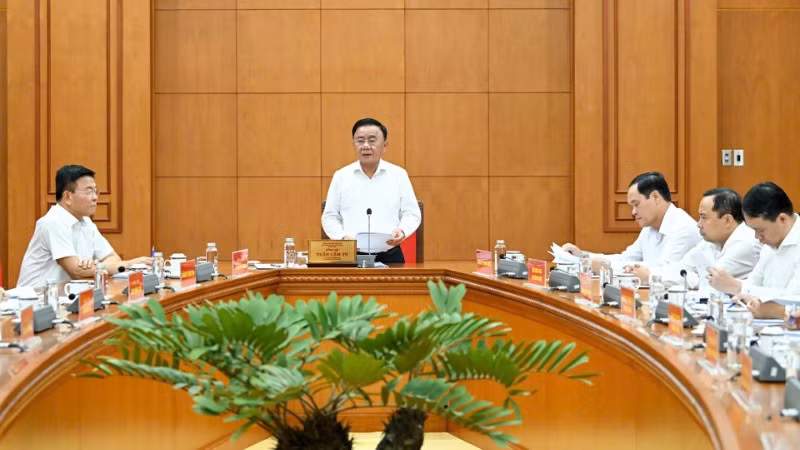 Thường trực Ban Bí thư Trần Cẩm Tú chủ trì buổi làm việc với Đảng ủy Bộ Y tế và các ban, bộ, ngành Trung ương về thực hiện Nghị quyết số 72-NQ/TW. (Ảnh: DUY LINH)
