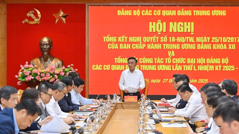 Đồng chí Trần Cẩm Tú, Ủy viên Bộ Chính trị, Thường trực Ban Bí thư, Bí thư Đảng ủy các cơ quan Đảng Trung ương chủ trì hội nghị. (Ảnh: THỦY NGUYÊN)