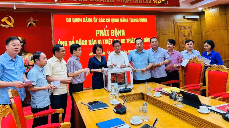 Cán bộ, đảng viên và người lao động cơ quan Đảng ủy các cơ quan Đảng Trung ương chung tay chia sẻ với những thiệt hại của người dân vùng bão lũ.