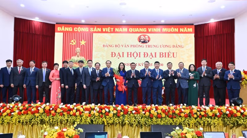 Thường trực Ban Bí thư Trần Cẩm Tú tặng hoa, chúc mừng Ban Chấp hành Đảng bộ Văn phòng Trung ương Đảng nhiệm kỳ 2025-2030. (Ảnh: THỦY NGUYÊN)