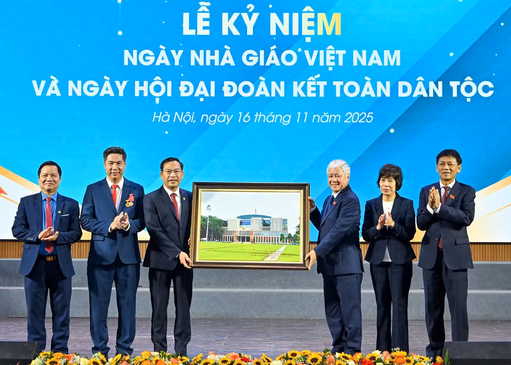 Đồng chí Đỗ Văn Chiến, Ủy viên Bộ Chính trị, Phó Chủ tịch Quốc hội trao tặng Học viện bức ảnh lưu niệm Nhà Quốc hội. (Ảnh: THỦY NGUYÊN)