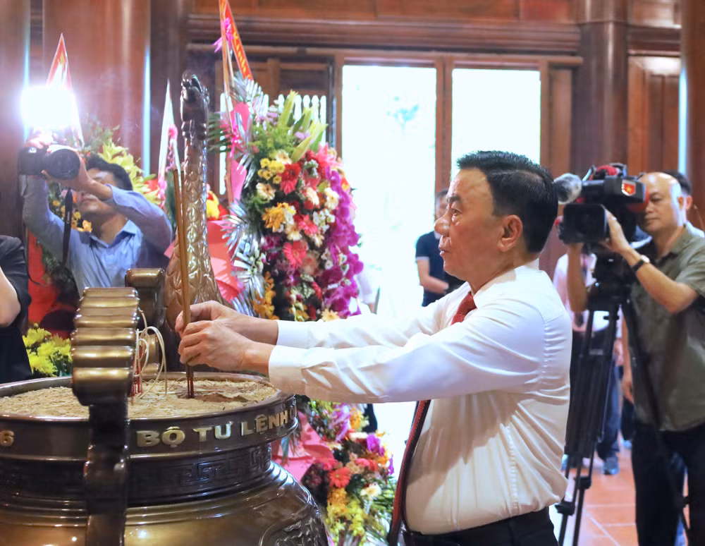 Thường trực Ban Bí thư Trần Cẩm Tú và Đoàn công tác Trung ương đến dâng hoa, dâng hương tưởng niệm Chủ tịch Hồ Chí Minh tại Khu di tích quốc gia đặc biệt Kim Liên.