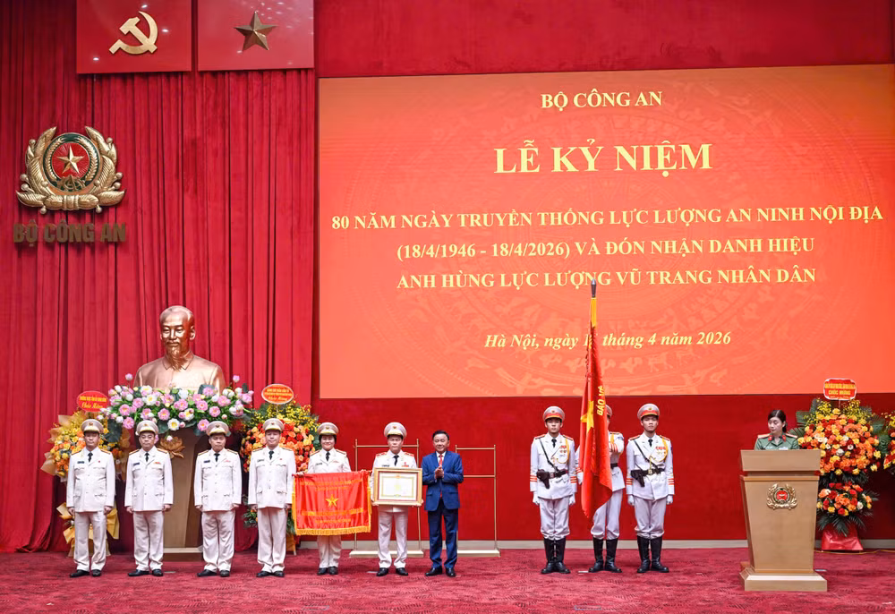 Thường trực Ban Bí thư Trần Cẩm Tú trao danh hiệu Anh hùng lực lượng vũ trang nhân dân tặng lực lượng An ninh nội địa. (Ảnh: DUY LINH)