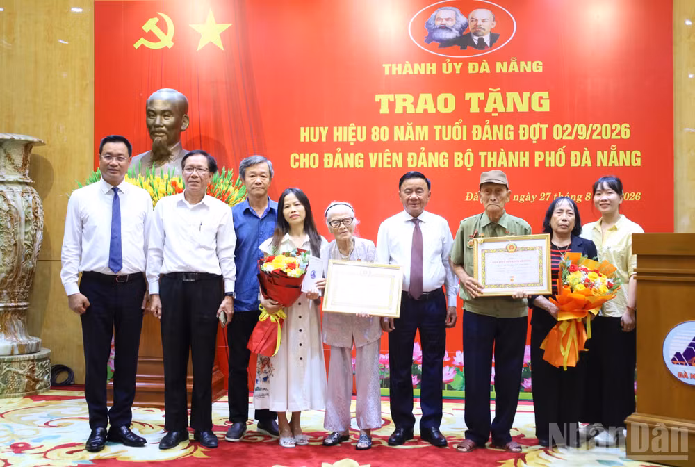 Đồng chí Trần Cẩm Tú, Ủy viên Bộ Chính trị, Thường trực Ban Bí thư dự và trao Huy hiệu 80 năm tuổi Đảng tại Thành ủy Đà Nẵng.
