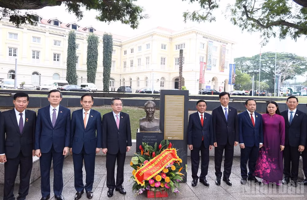 Thường trực Ban Bí thư Trần Cẩm Tú cùng Đoàn đại biểu cấp cao Việt Nam tới dâng hoa tưởng niệm Chủ tịch Hồ Chí Minh tại tượng Chủ tịch Hồ Chí Minh trong khuôn viên Bảo tàng Văn minh châu Á.