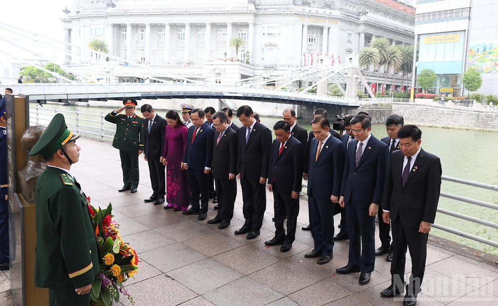 Thường trực Ban B&iacute; thư Trần Cẩm T&uacute; v&agrave; c&aacute;c th&agrave;nh vi&ecirc;n trong Đo&agrave;n th&agrave;nh k&iacute;nh tưởng nhớ c&ocirc;ng lao vĩ đại của Chủ tịch Hồ Ch&iacute; Minh - Anh h&ugrave;ng giải ph&oacute;ng d&acirc;n tộc Việt Nam, Danh nh&acirc;n văn h&oacute;a thế giới.