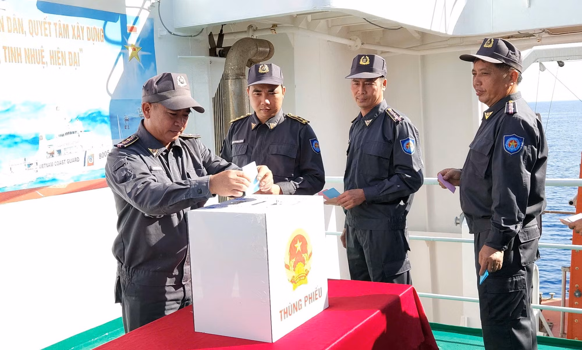 Kiểm ngư viên đi bầu cử trên vùng biển chủ quyền thiêng liêng của Tổ quốc.