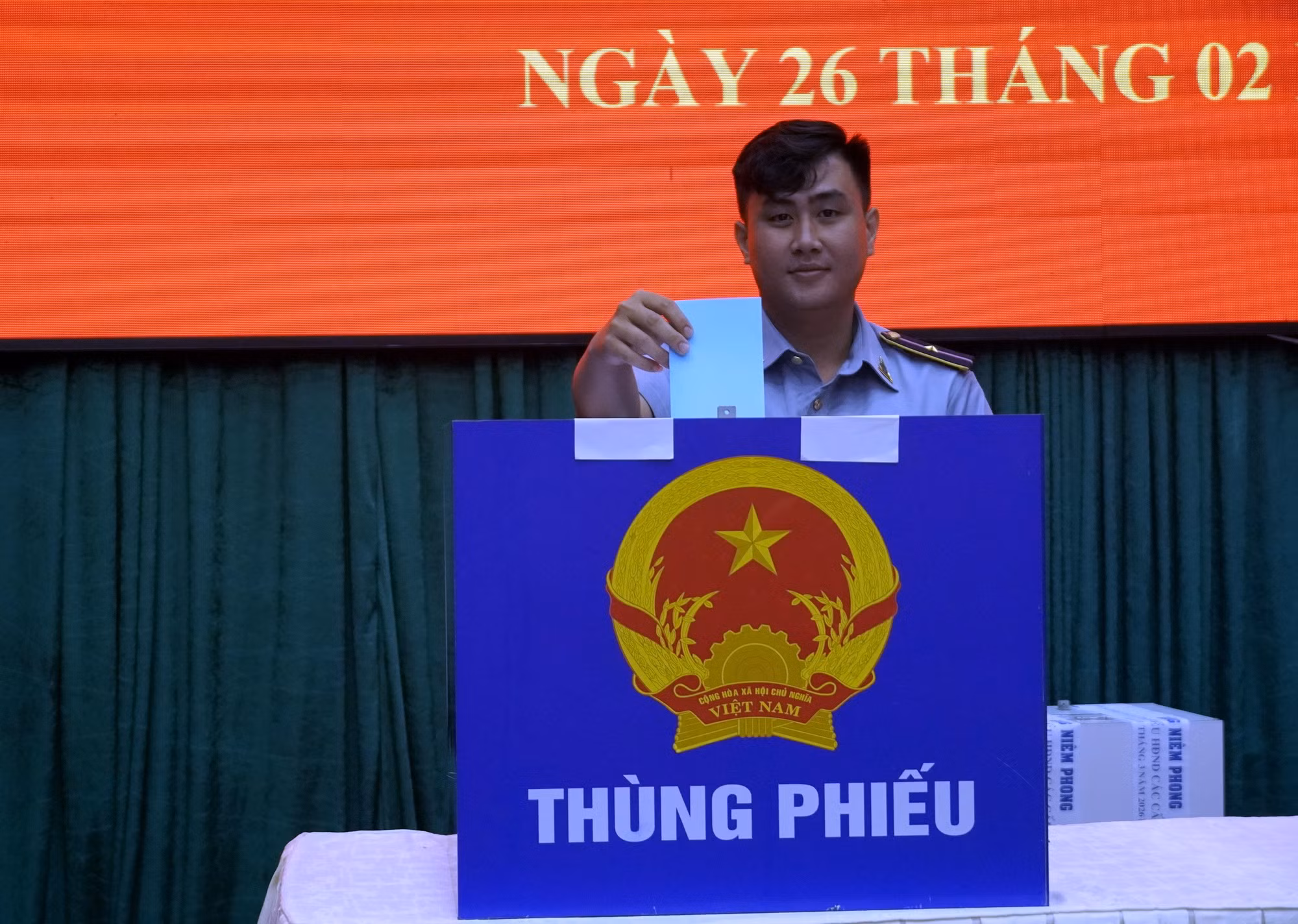 kiem-ngu-vien-tre-di-bau.jpg