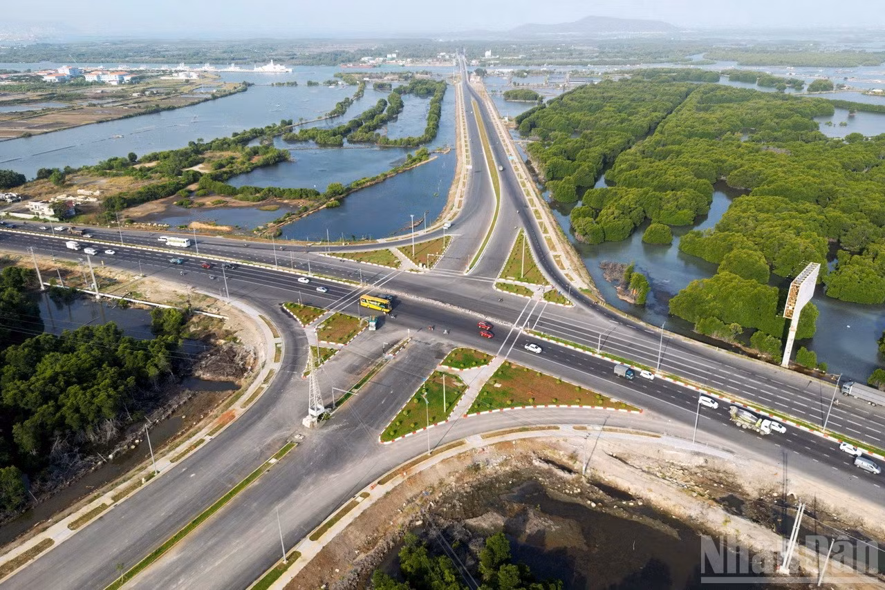 ndo_br_duong-ven-bien-994-doan-qua-quoc-lo-51-duong-vo-nguyen-giap.jpg