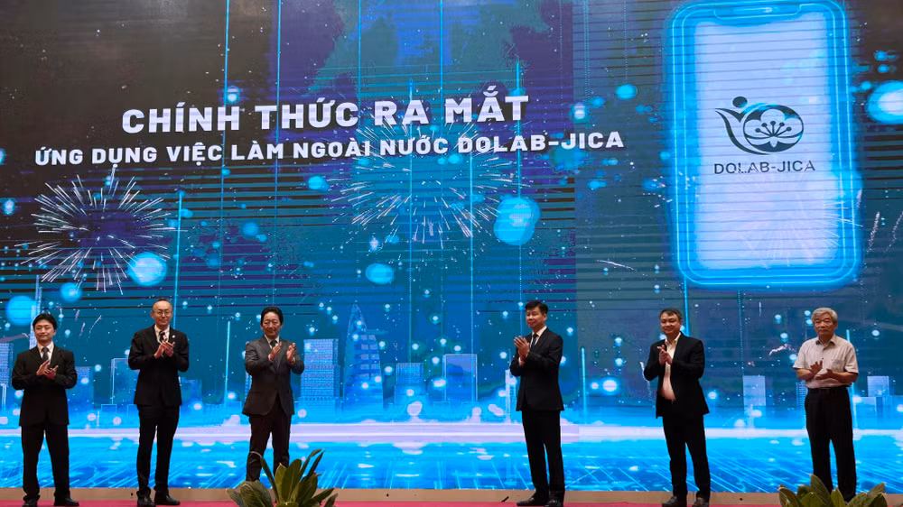 Các đại biểu cùng tham gia sự kiện ra mắt ứng dụng “Việc làm ngoài nước DOLAB-JICA”. (Ảnh: HẢI YẾN) 