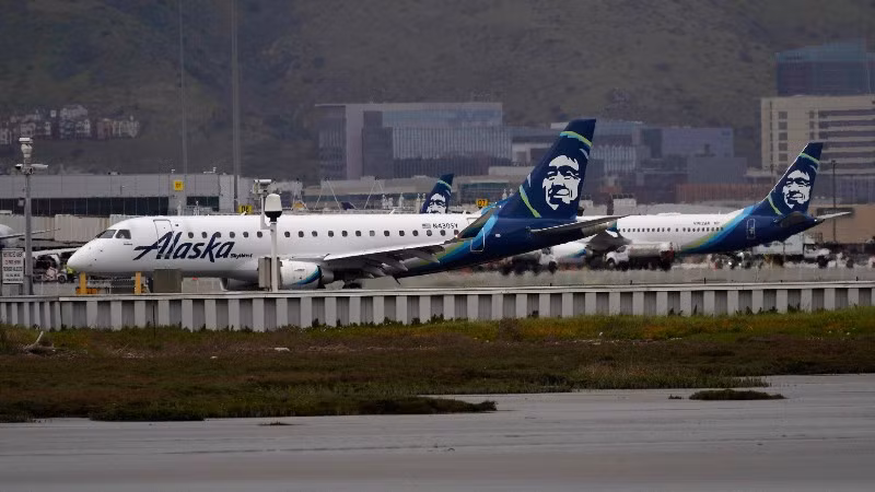 Máy bay của hãng hàng không Alaska Airlines tại sân bay San Francisco, Mỹ. (Ảnh: THX/TTXVN)