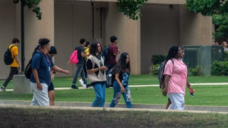 Khuôn viên một trường học ở Plano, Texas. (Ảnh: THX)