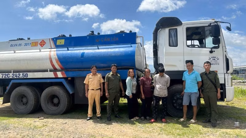 4 đối tượng bị lực lượng chức năng kiểm tra, bắt giữ. (Ảnh: Cục CSGT)