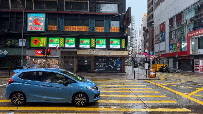 Đường phố Hong Kong sau khi các phương tiện công cộng bị tạm dừng. (Ảnh: Mạc Luyện/PV TTXVN tại Hong Kong)