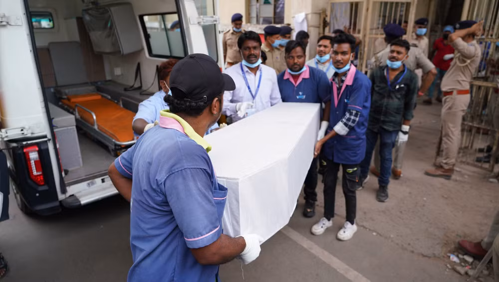 Chuyển thi thể nạn nhân trong vụ tai nạn máy bay của hãng hàng không Air India tới bệnh viện ở Ahmedabad, Gujarat, Ấn Độ, ngày 13/6. (Ảnh: THX/TTXVN)