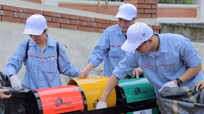 Phân loại rác thải sinh hoạt trên hè phố. (Ảnh: TRUNG TUYẾN)