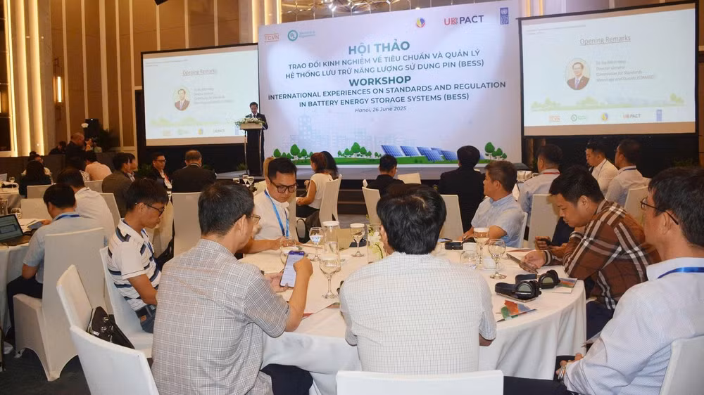 Hội thảo “Trao đổi kinh nghiệm về tiêu chuẩn, quy chuẩn và quản lý hệ thống pin lưu trữ năng lượng”. (Ảnh: HỒNG SÁNG/QĐND)