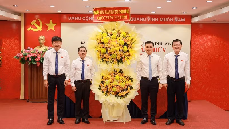 Đồng chí Bùi Xuân Cường, Thành ủy viên, Phó Chủ tịch Ủy ban nhân dân Thành phố Hồ Chí Minh dự và chúc mừng Đại hội. 
