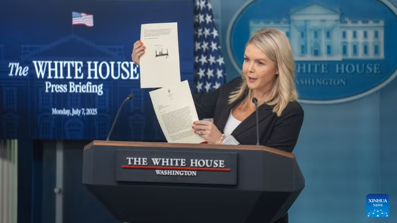 Thư ký báo chí Nhà Trắng Karoline Leavitt giới thiệu bức thư của Tổng thống Mỹ Donald Trump gửi Tổng thống Hàn Quốc trong buổi họp báo tại Nhà Trắng ở Washington ngày 7/7/2025. (Ảnh: THX)