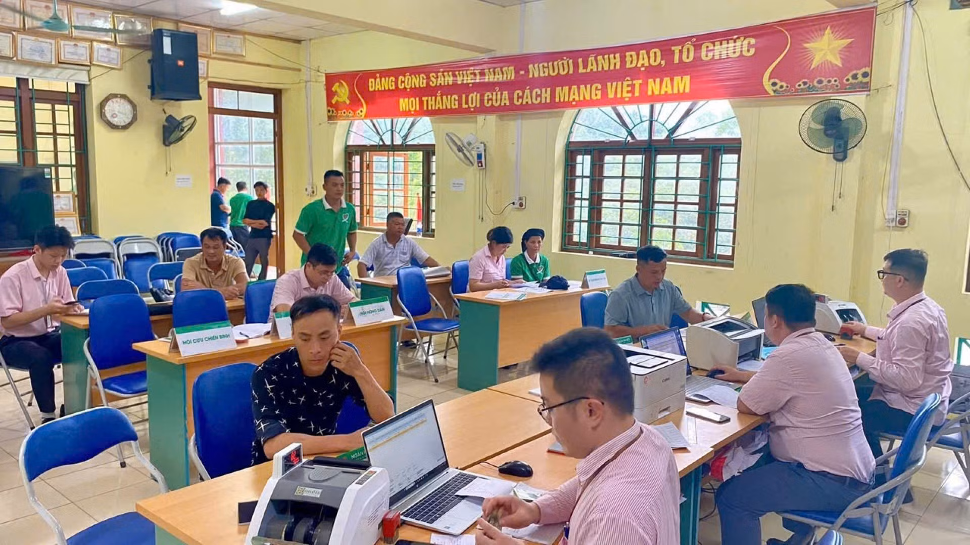Giao dịch khách hàng tại Điểm giao dịch của Ngân hàng Chính sách xã hội tỉnh Cao Bằng.