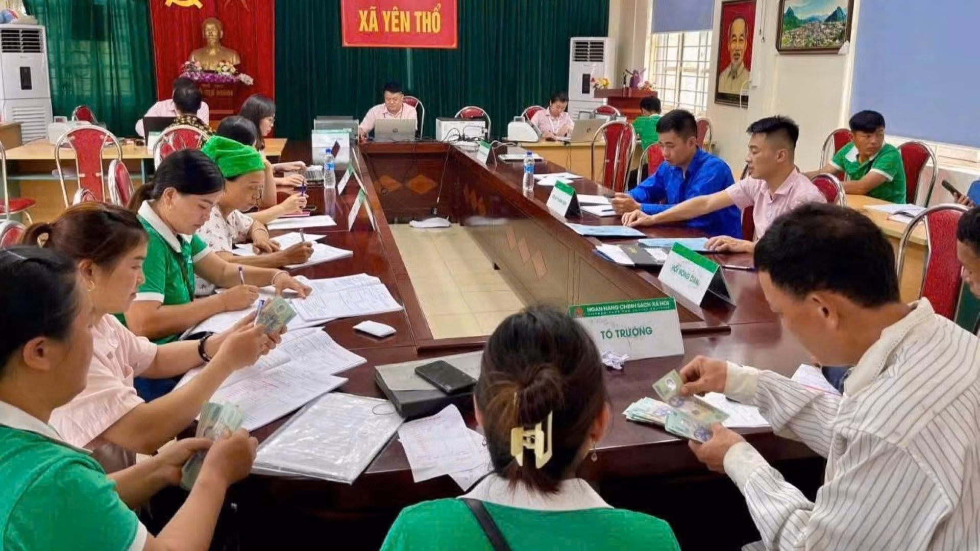 cac-diem-giao-dich-cua-nhcsxh-tinh-cao-bang-tich-cuc-phuc-vu-nhan-dan-tai-cac-xa-moi-sau-sap-nhap.jpg