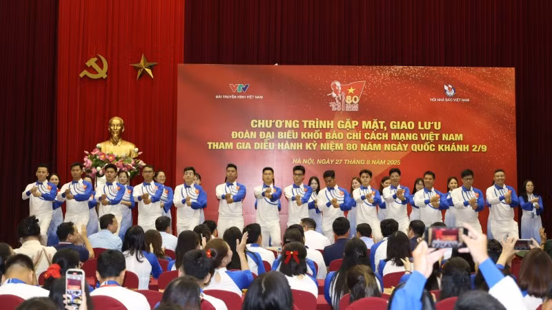 Chương trình văn nghệ chào mừng tại buổi gặp mặt. 