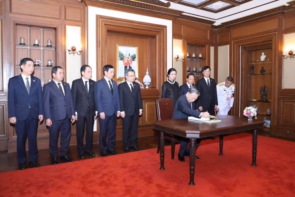 vna-potal-tong-bi-thu-chu-tich-nuoc-to-lam-va-phu-nhan-hoi-kien-nha-vua-thai-lan-va-hoang-hau-8791102.jpg