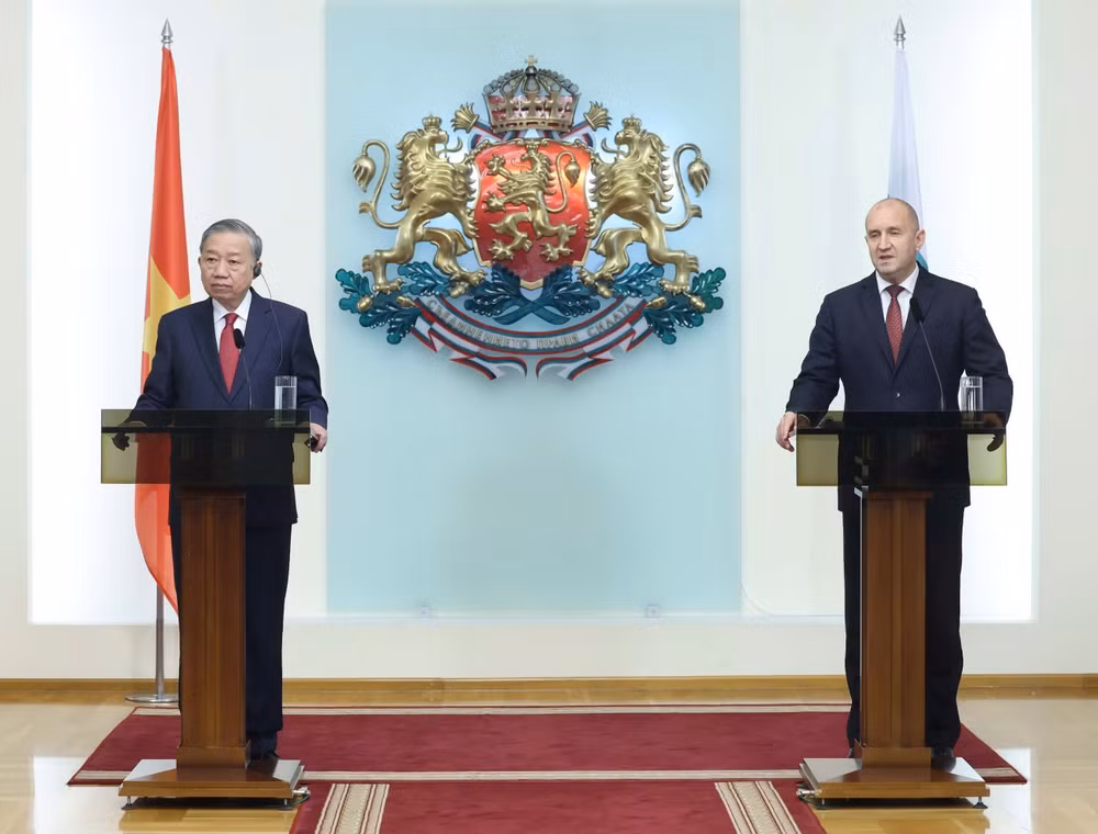Tổng Bí thư Tô Lâm và Tổng thống Cộng hòa Bulgaria Rumen Radev chủ trì buổi gặp gỡ báo chí thông báo kết quả hội đàm. (Ảnh: Thống Nhất/TTXVN)