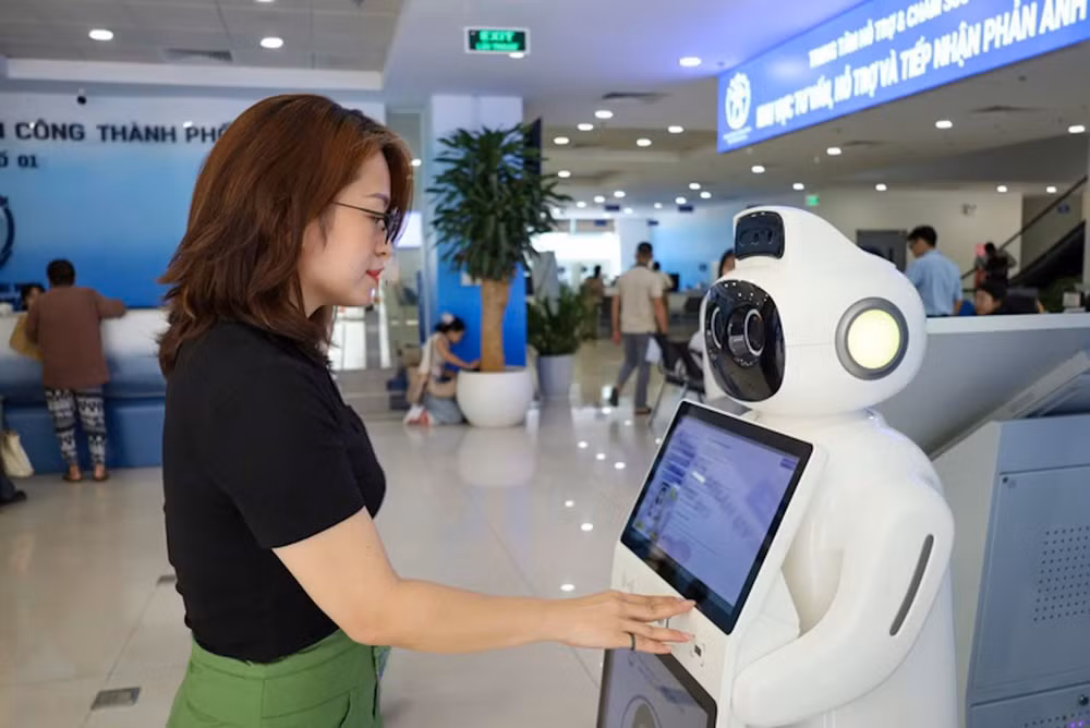 Người dân sử dụng robot AI hỗ trợ, tư vấn các thủ tục hành chính tại Chi nhánh số 01 Trung tâm Phục vụ hành chính công Thành phố Hà Nội. Ảnh: LÊ HẢI
