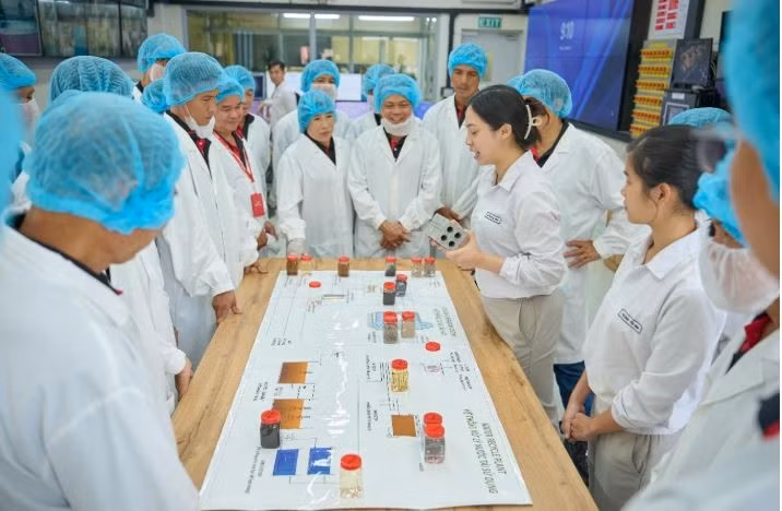 Các nông dân tiêu biểu của chương trình NESCAFÉ Plan được tham quan quy trình sản xuất và tìm hiểu các loại hạt cà-phê xuất khẩu của nhà máy Nestlé Trị An.