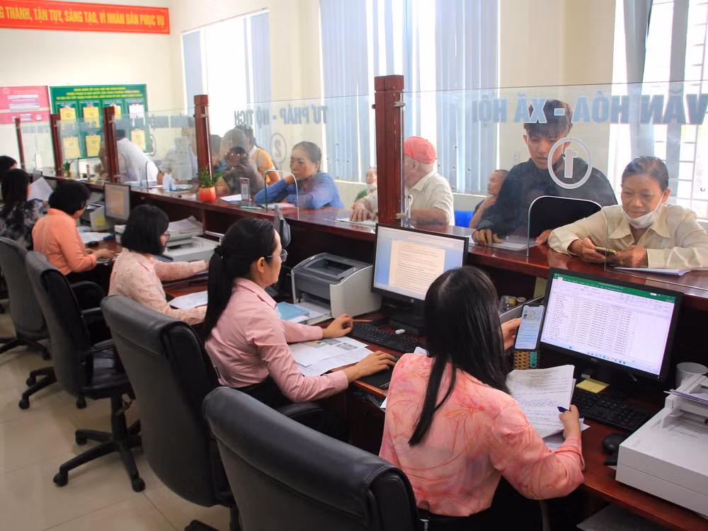 Người dân làm thủ tục tại Trung tâm Phục vụ hành chính công phường Đồng Thuận, tỉnh Quảng Trị. Ảnh: Hiếu Minh