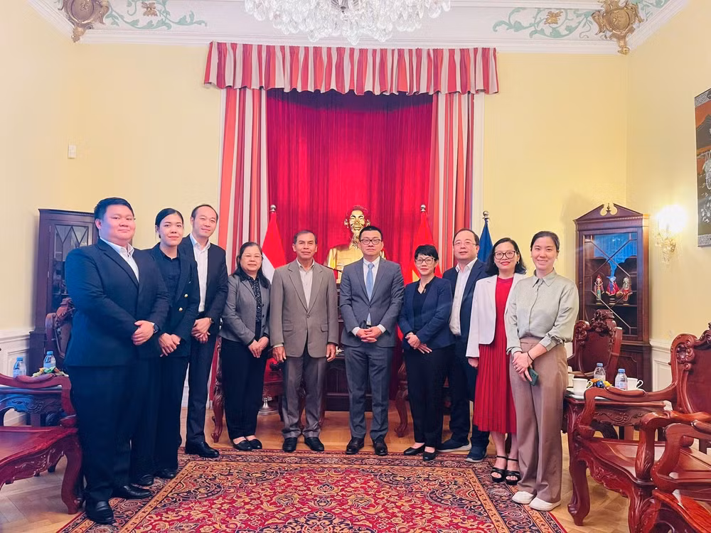Đại sứ Vũ Lê Thái Hoàng và Đại sứ Khampheng Douangthongla cùng các thành viên Đại sứ quán hai nước chụp ảnh lưu niệm.