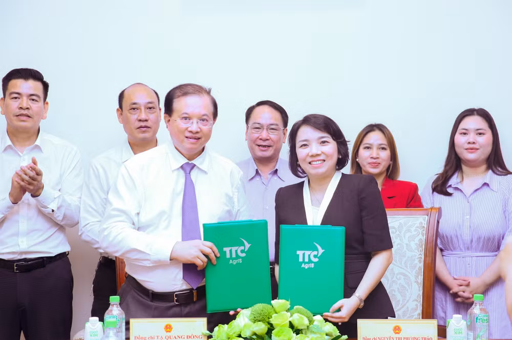 Buổi lễ ký kết có sự hiện diện của Thứ trưởng Bộ Văn hóa, Thể thao và Du lịch Tạ Quang Đông và bà Nguyễn Thị Phương Thảo – Phó Tổng Giám đốc AgriS.