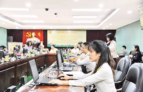 Cán bộ thuế Hà Nội tiếp nhận, trả lời trực tuyến các câu hỏi, thắc mắc của người nộp thuế gửi đến. (Ảnh: Gia Minh)