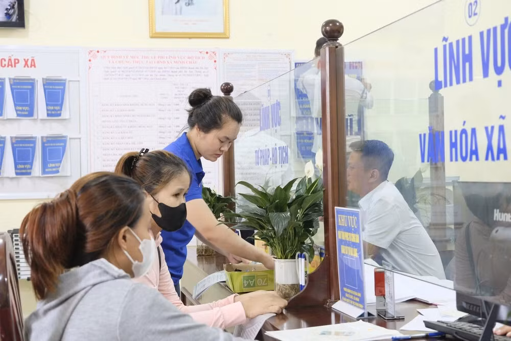Người dân đến làm thủ tục hành chính tại Ủy ban nhân dân xã Minh Châum. Ảnh: Quốc Toản.