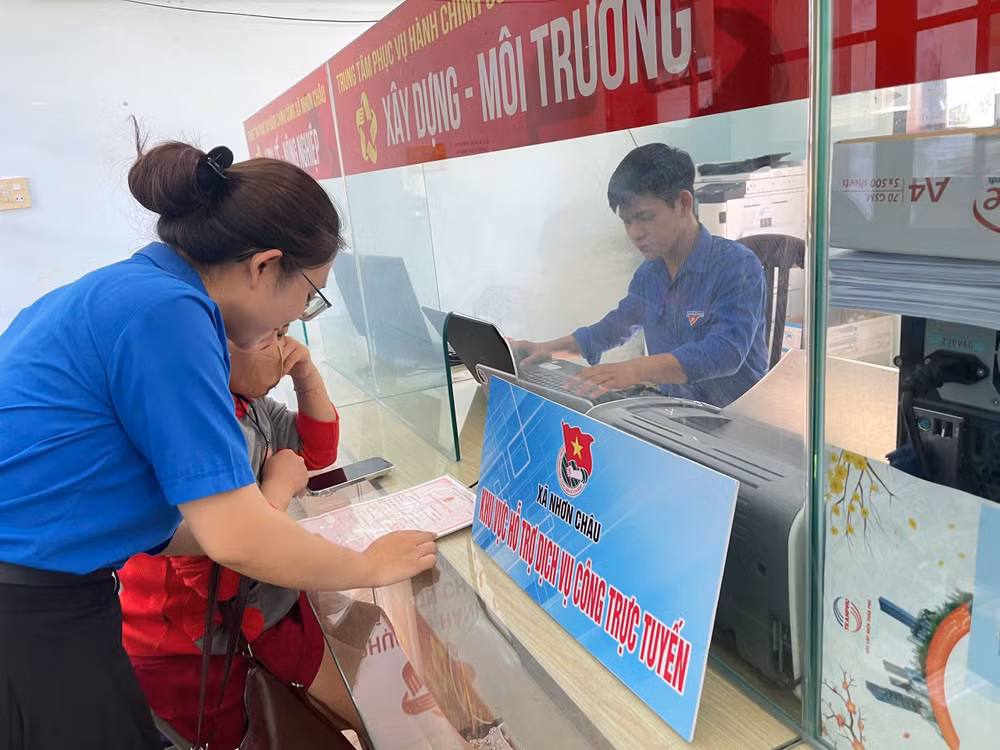 Cán bộ, công chức xã đảo Nhơn Châu (tỉnh Gia Lai) nỗ lực vượt khó giải quyết thủ tục hành chính cho người dân. Ảnh: Hoàng Phúc Thắng.