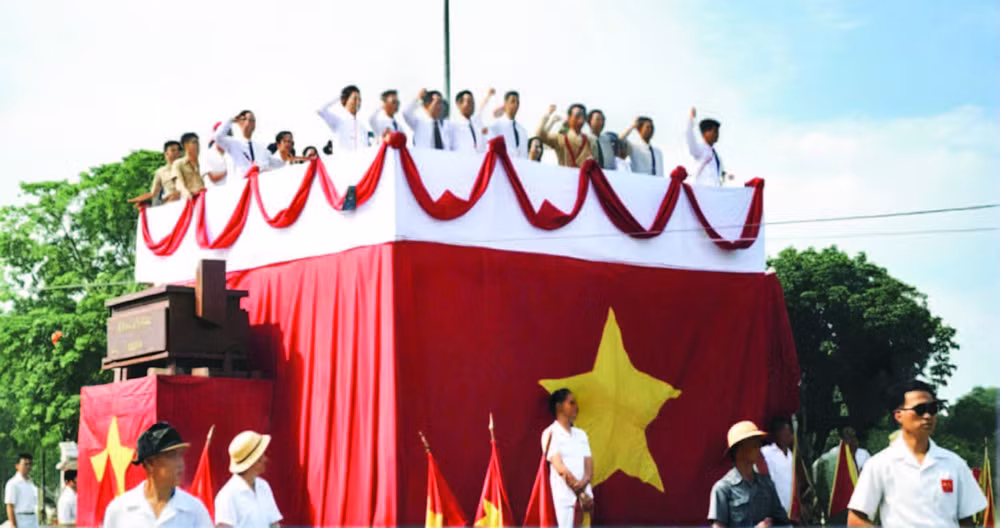 Thời khắc lịch sử Chủ tịch Hồ Chí Minh đọc Tuyên ngôn Độc lập ngày 2/9/1945, ảnh tô mầu Viên Hồng Quang thực hiện từ ảnh tư liệu gốc. 
