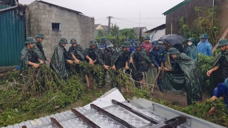 Cán bộ, chiến sĩ Trung đoàn 841 hỗ trợ người dân khắc phục thiệt hại do tố lốc gây ra.