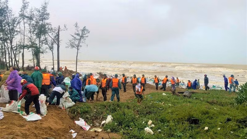 Bộ đội Biên phòng phối hợp nhân dân triển khai các hoạt động ứng phó với bão số 10. Ảnh: NGÔ TUẤN
