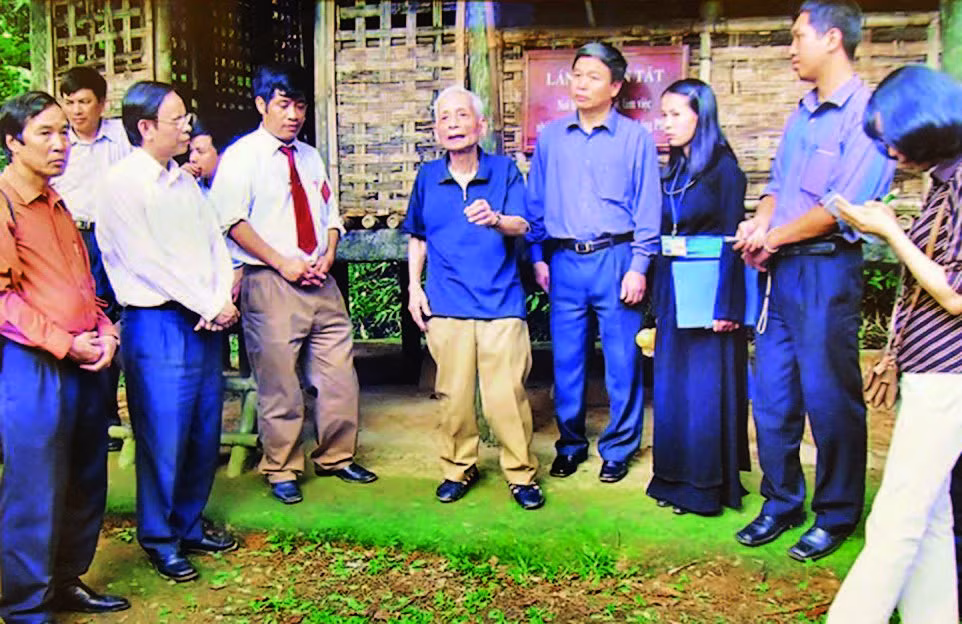 Nhà báo Hoàng Tùng thăm lán Khuôn Tát, nơi Bác Hồ giao nhiệm vụ cho Đại tướng Võ Nguyên Giáp trước giờ đi Chiến dịch Điện Biên Phủ. Ảnh: Tư liệu