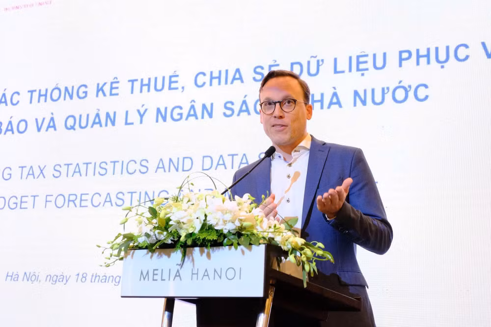 Ông Dr. Marco Salm - Trưởng Dự án Hợp phần 1 thuộc Cơ quan Hợp tác quốc tế Đức (GIZ) chia sẻ những kinh nghiệm quốc tế về công tác thống kê
