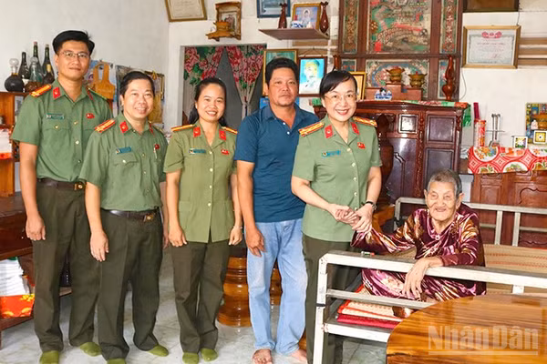 Lãnh đạo Công an tỉnh Đồng Tháp cùng lãnh đạo các phòng nghiệp vụ Công an tỉnh thăm Mẹ Việt Nam anh hùng Huỳnh Thị Trinh.