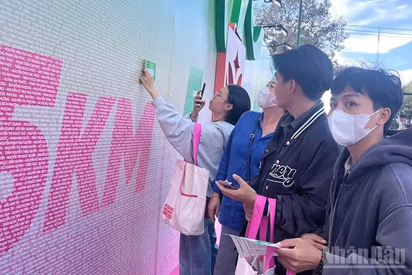 Các Runner tại bảng in tên vận động viên chạy 5km. (Ảnh: HỮU NGHĨA)