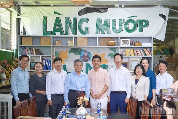 Đồng chí Ngô Chí Cường (thứ 4 từ trái qua), Ủy viên Trung ương Đảng, Bí thư Tỉnh ủy, Chủ tịch Hội đồng nhân dân tỉnh Đồng Tháp cùng lãnh đạo tỉnh, phường Mỹ Trà thăm mô hình Khoa Mướp khởi nghiệp. (Ảnh: HỮU NGHĨA)