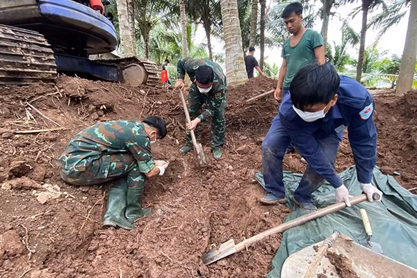 Đội K91 khai quật khu vực vườn dừa của một hộ dân ấp Cả Cái, xã Tân Thành. (Ảnh: Đội K91)